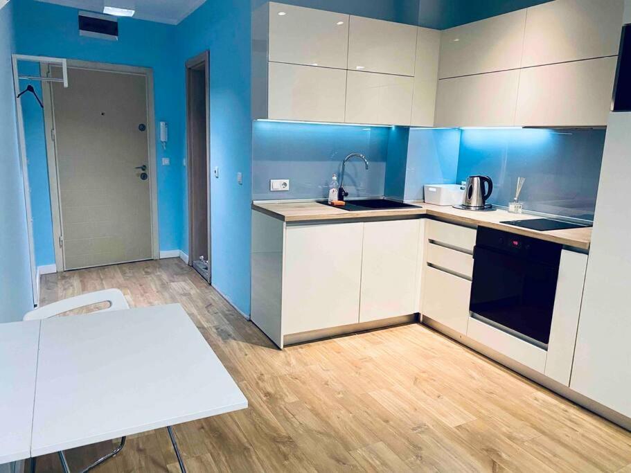 Modern Turquoise Apartment/free Wifi Апартаменти
